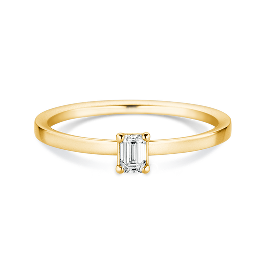 Edler Gelbgold-Ring aus recyceltem Gold mit 0,15 ct Emerald cut-Diamant – handgeschmiedet mit eckiger Ringschiene, klassisch und modern zugleich aus dem Atelier Q.