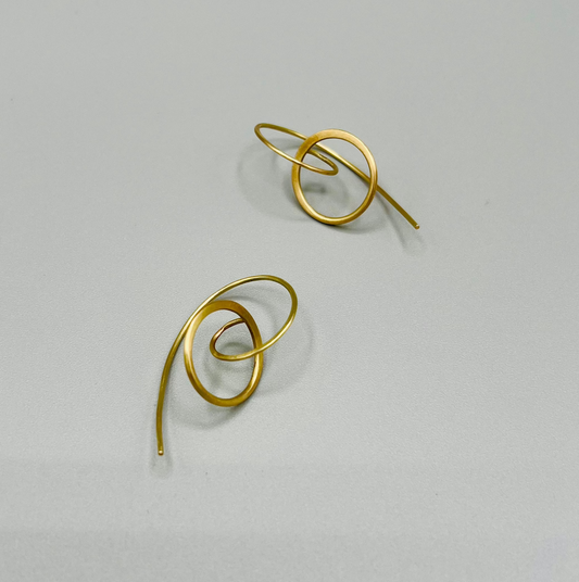Unikate Ohrringe mit grafischer Linie – stilvolle Leichtigkeit aus Gelbgold, designed für echte Charakterköpfe