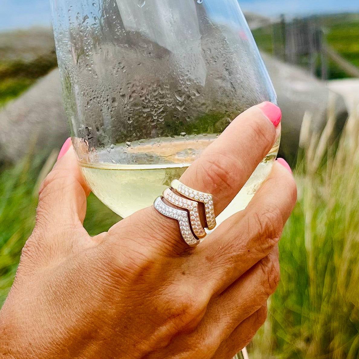 Hand mit funkelndem Ring aus recyceltem Altgold – handgefertigt im Atelier Q. Symbol für nachhaltigen Schmuck und neues Leben aus alten Schätzen.