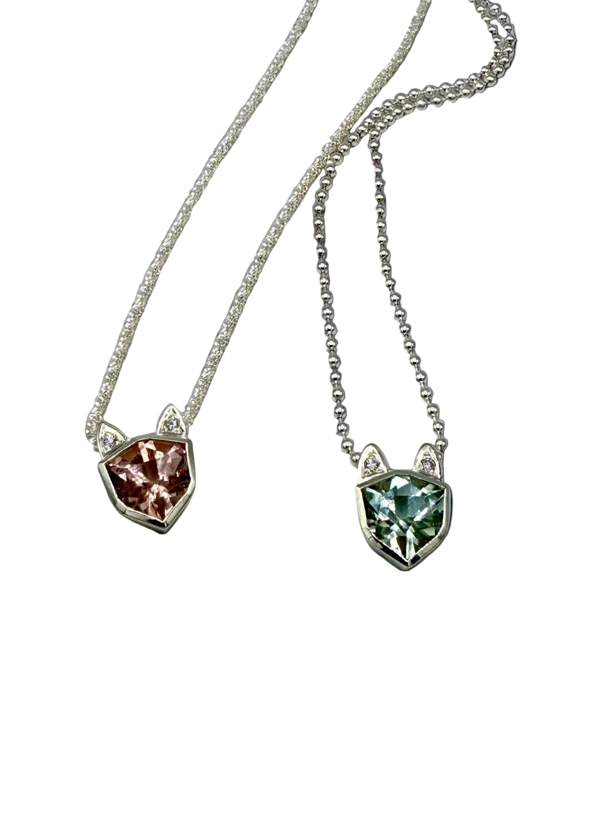 Katzenanhänger aus 925 Silber mit rosa Morganith und Aquamarin mit je zwei natürlichen Brillanten in den Ohren und silbernen Kette – handgefertigt im Atelier Q.