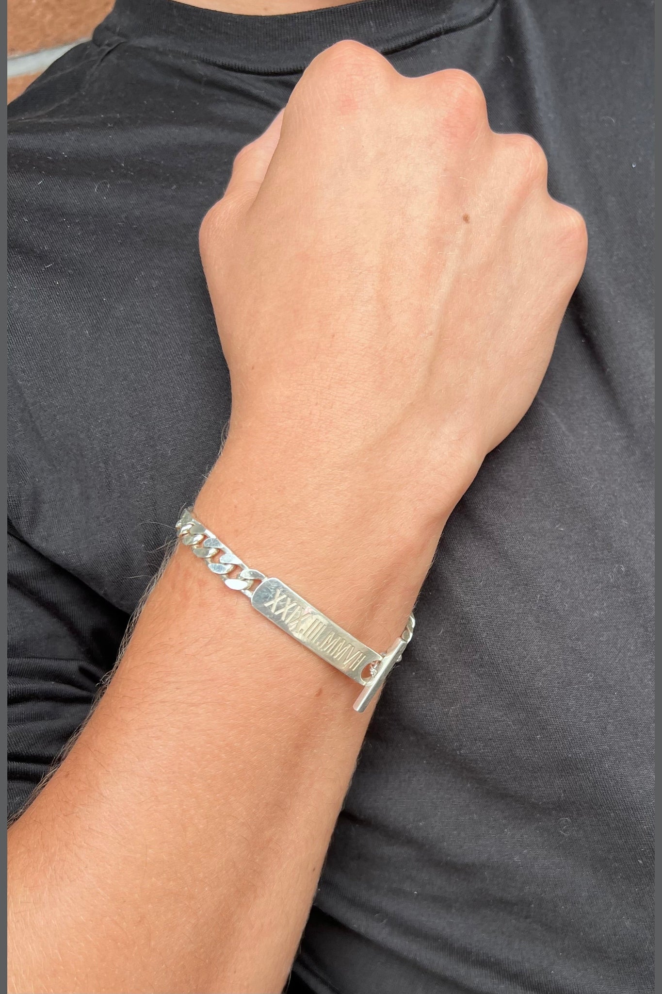 Panzerkette als Armband mit individueller Gravur und Stabverschluss aus Silber.