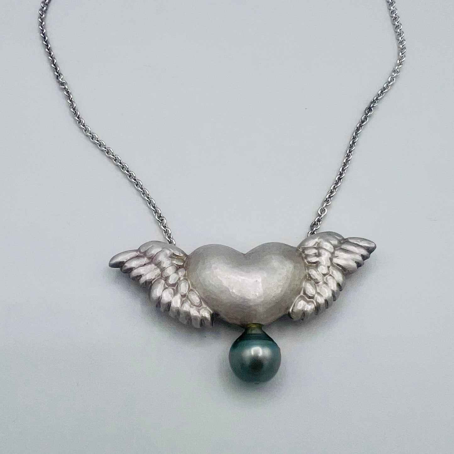 Geflügeltes Herz als Silberanhänger mit Ziselierarbeit