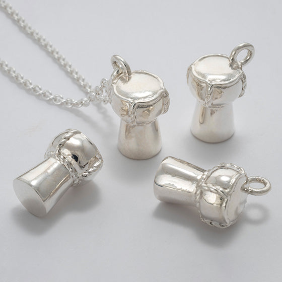 Anhänger in Form eines Champagnerkorkens aus massivem Silber – handgefertigt im Atelier Q