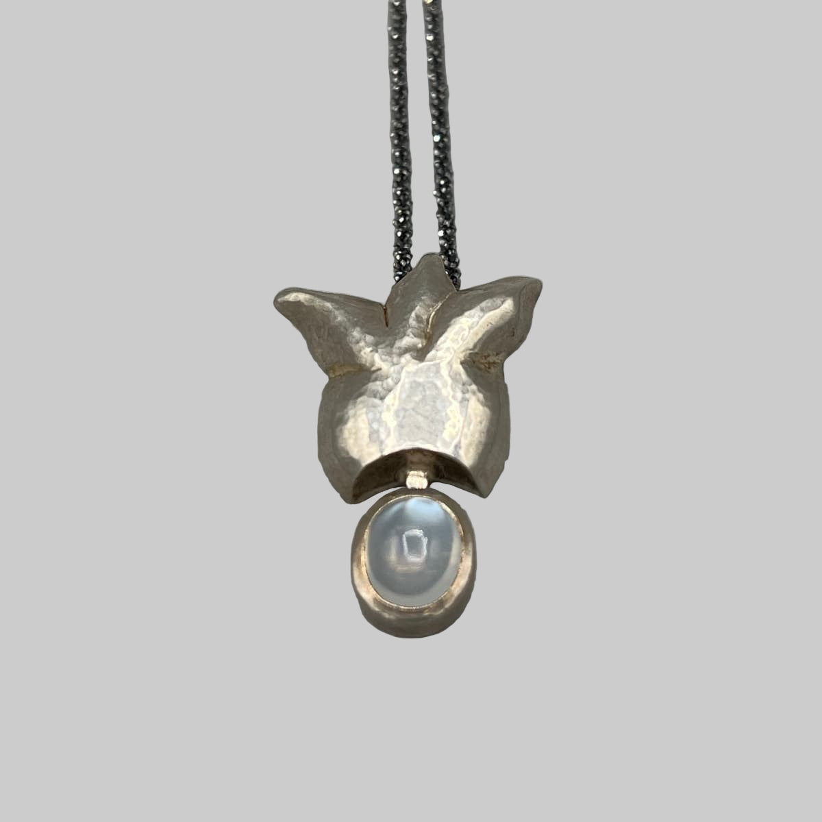 Anhänger King mit schimmerndem Mondstein aus 925 Silber – handgearbeitetes Unikat