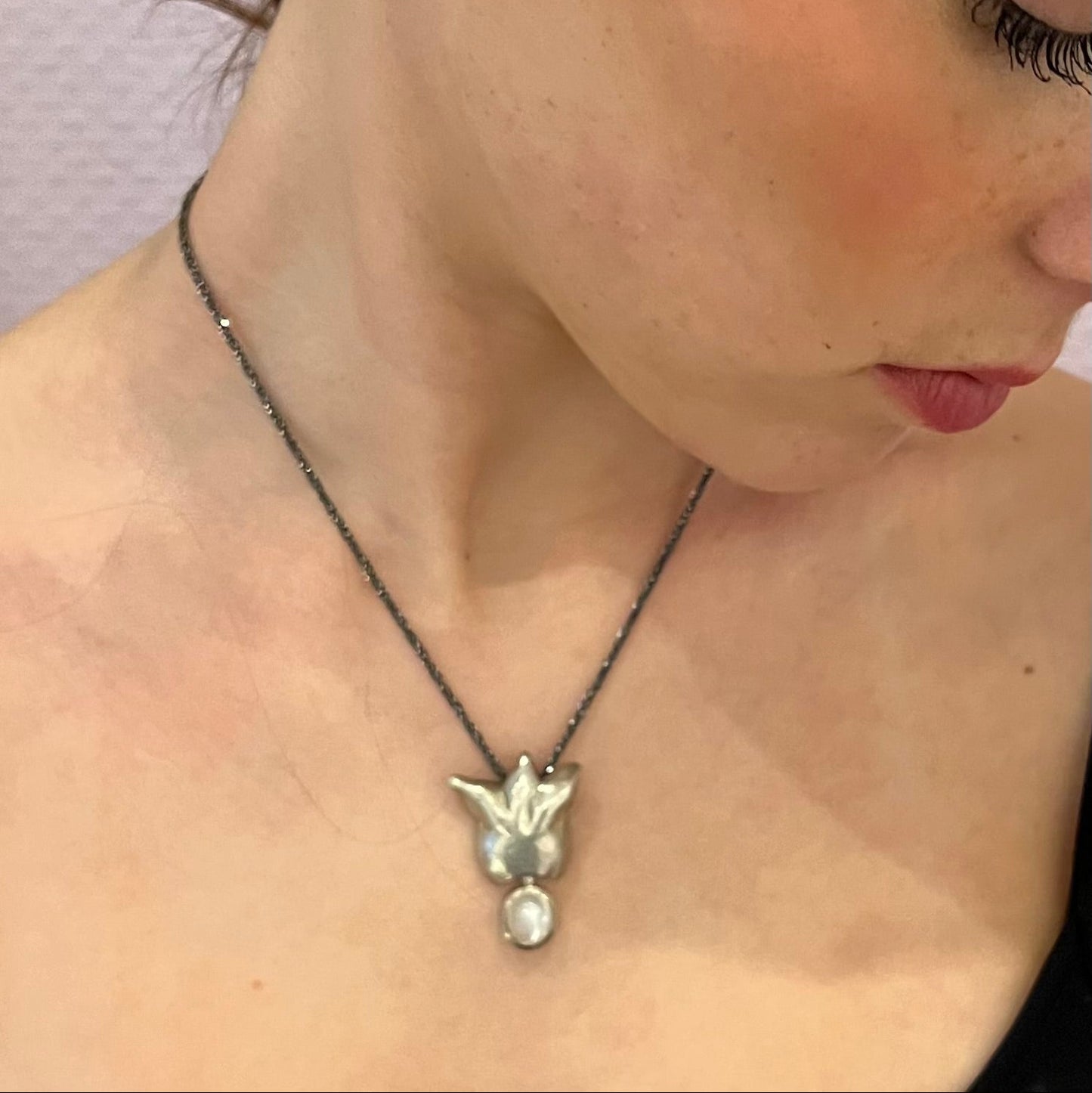 Anhänger mit Mondstein getragen – handgefertigtes Einzelstück am Dekolleté