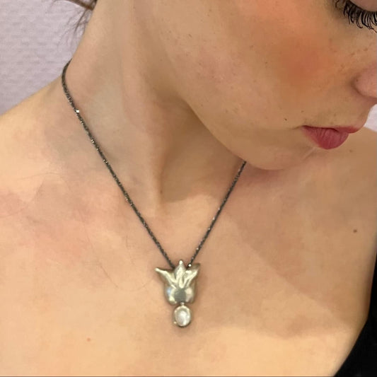 hänger mit Mondstein getragen – handgefertigtes Einzelstück am Dekolleté