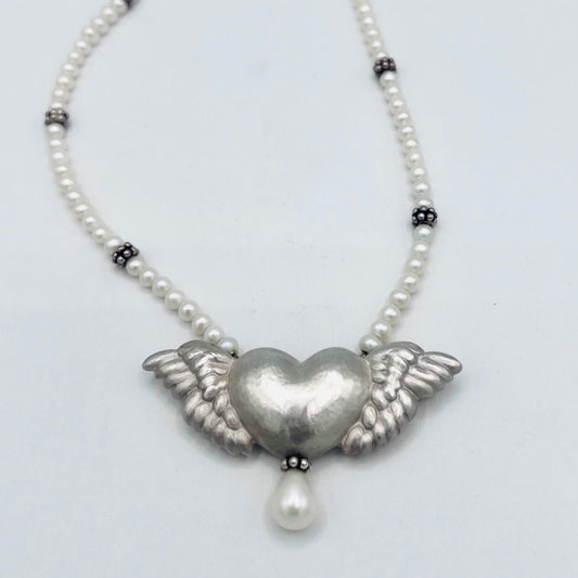 Herzanhänger aus Silber mit Flügeln und Perle
