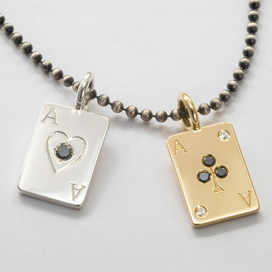 Gravierte Charm-Anhänger aus Silber und Gold in Spielkartenform – Herz und Pikass mit schwarzen Brillanten, handgefertigt im Atelier Q