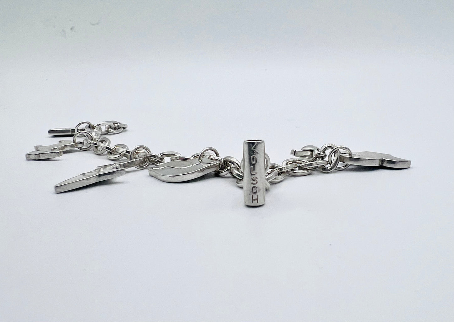 Detailaufnahme des Köln-Armbands – jedes Symbol in echter Goldschmiedehandarbeit gefertigt, seit 25 Jahren Klassiker im Atelier Q.