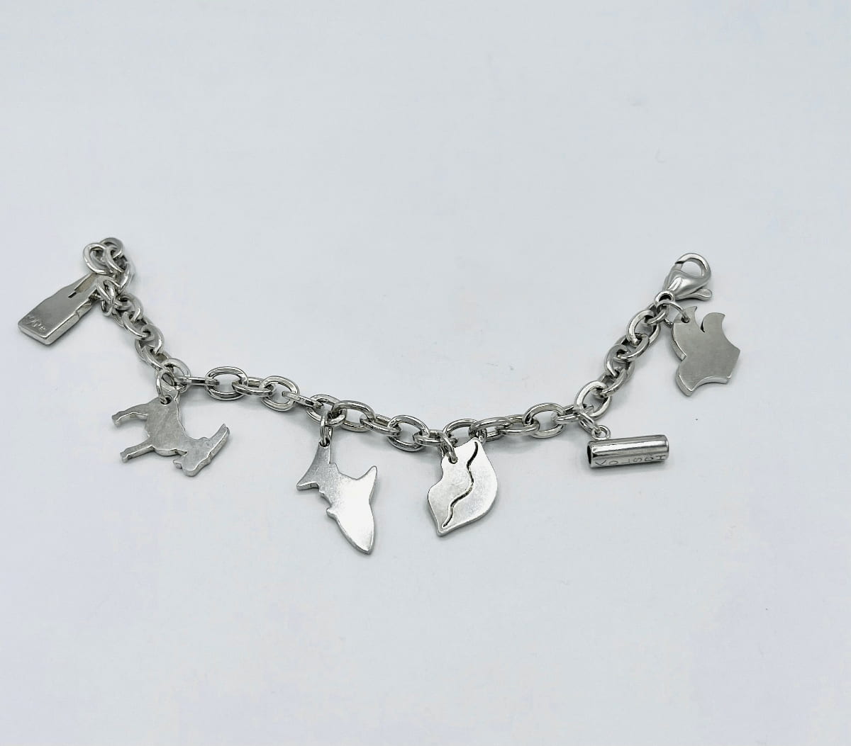 Massives Silberarmband mit Kölner Symbolen – Dom, Geißbock, Kölschstange, Narrenkappe und Bützje, handgefertigt aus 925er Silber.