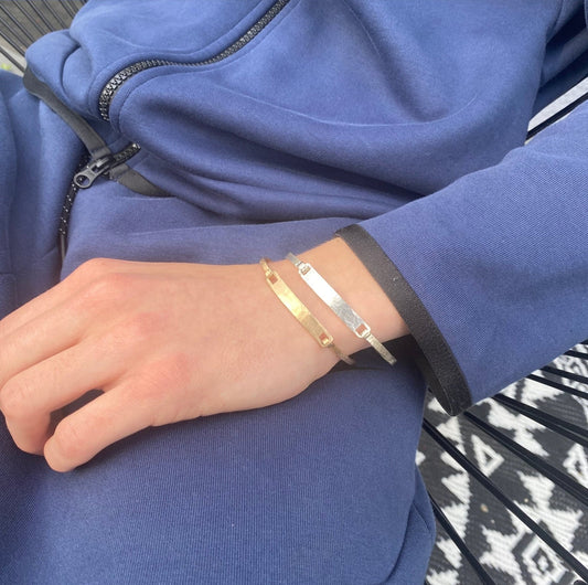 Handgeschmiedeter Amboss Armreif aus Gold und Silber mit gehämmerter Oberfläche