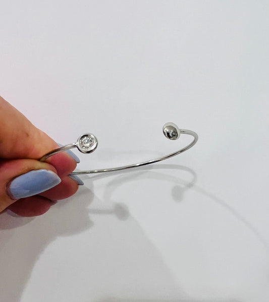 Armreif Sputnik aus 950 Palladium mit zwei Brillanten – offenes, reduziertes Design, handgeschmiedet im Atelier Q