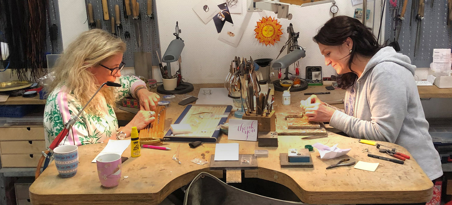 Goldschmiedemeisterin Andrea Quast mit Mitarbeiterin bei der Schmuckanfertigung im Atelier Q Köln