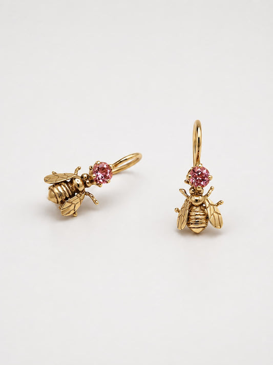 Handgefertigte Bienen Ohrhänger aus 585 Gelbgold mit rosa Turmalinen von Atelier Q in Köln – feine Goldschmiedearbeit als Einzelstück.
