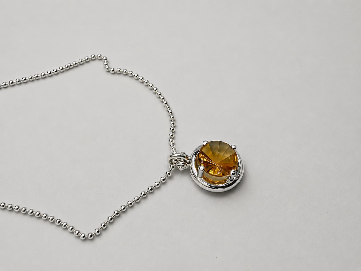 Handgefertigter Citrin Anhänger aus 925 Silber mit Spirit Cut Schliff und Kugelkette aus Silber von Atelier Q Köln.