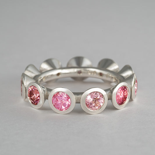 Drop it – Silberring mit pinkfarbenen Turmalinen, liegend, handgefertigt im Atelier Q