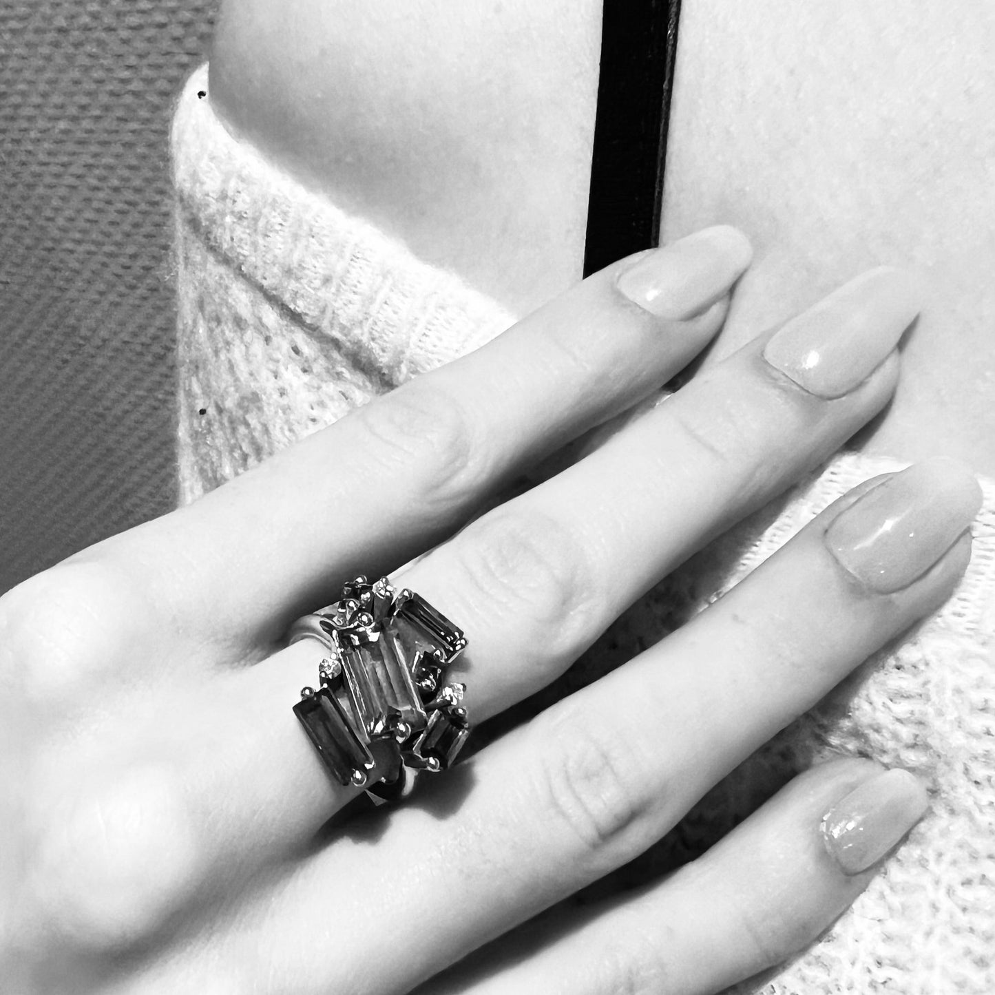 Frozen Delight Ring an der Hand getragen – moderner Statement-Look