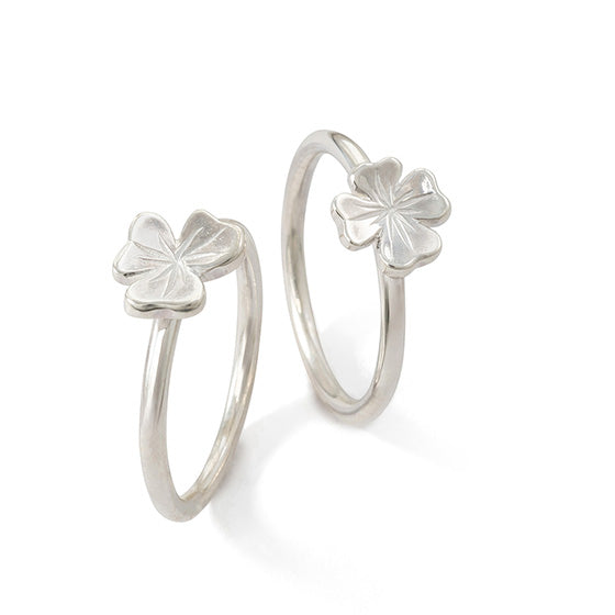 Glücksring mit 3- und 4-blättrigem Kleeblatt – handgemachter Ring in Silber oder Gold
Dateiname: gluecksring-kleeblatt-varianten-atelier-q