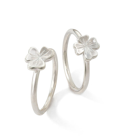 Glücksring mit 3- und 4-blättrigem Kleeblatt – handgemachter Ring in Silber oder Gold
Dateiname: gluecksring-kleeblatt-varianten-atelier-q