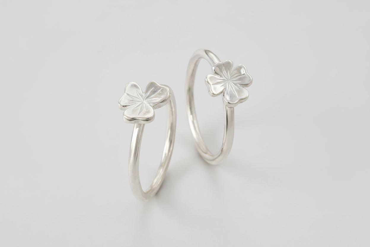 Glücksring mit 3- und 4-blättrigem Kleeblatt – handgemachter Ring in Silber oder Gold
Dateiname: gluecksring-kleeblatt-varianten-atelier-q