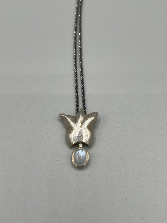 Geschwärzte Silberkette mit Anhänger – starker Kontrast zu bläulichem Mondstein