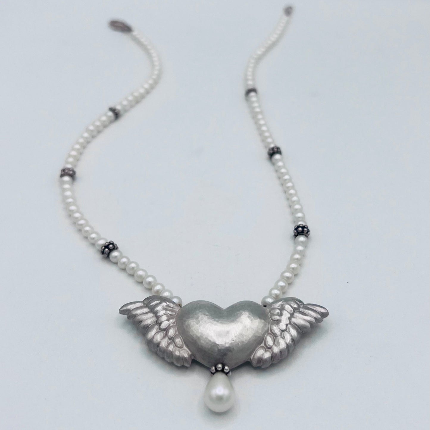 Einzelstück Kette mit ziseliertem Herz und Süßwasserperle