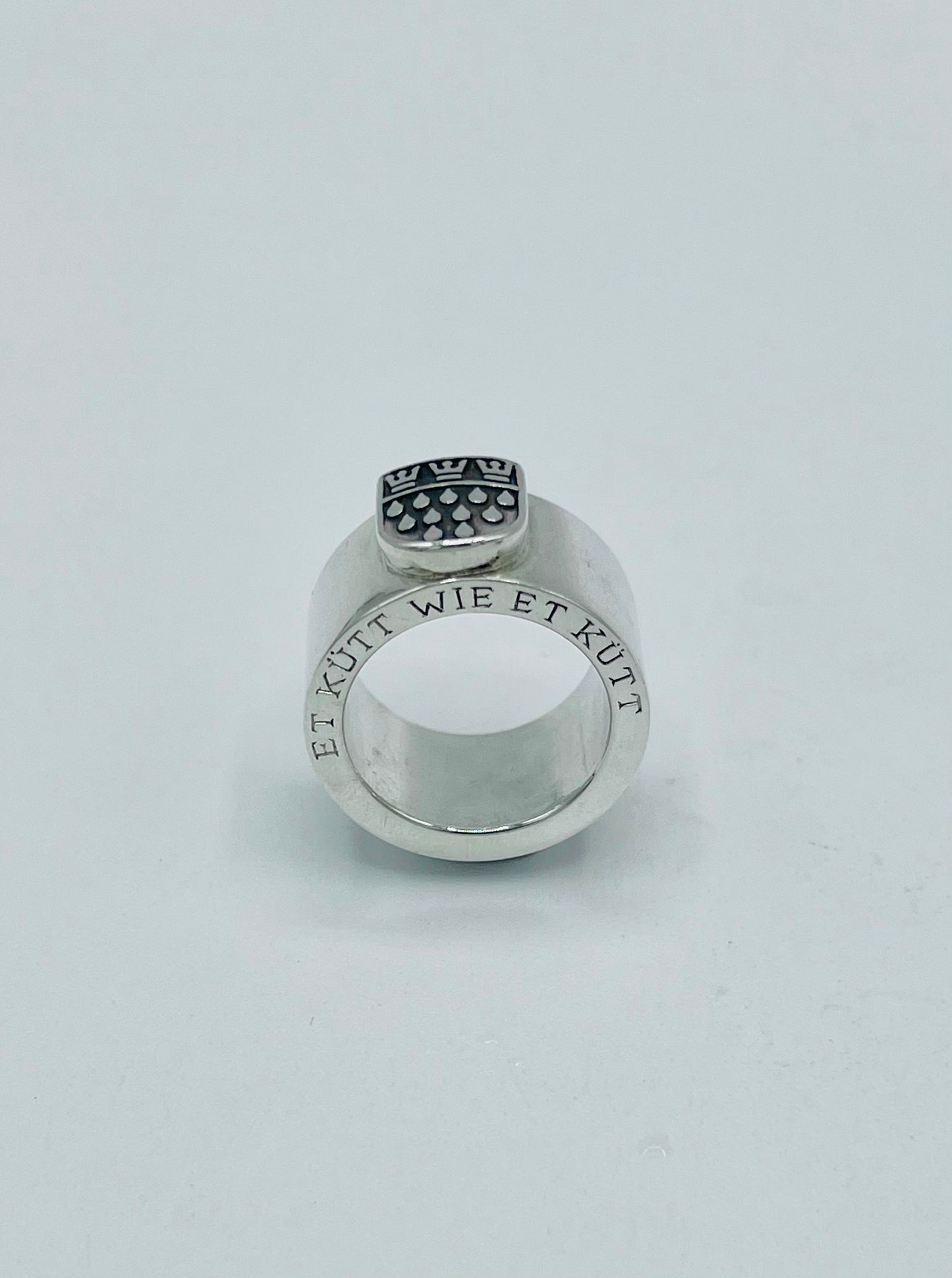 Kölle Ring mit Wappen-Detail in Silber, Gravur Kölsches Grundgesetz, Frontalansicht