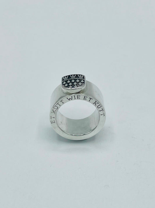 Kölle Ring mit Wappen-Detail in Silber, Gravur Kölsches Grundgesetz, Frontalansicht