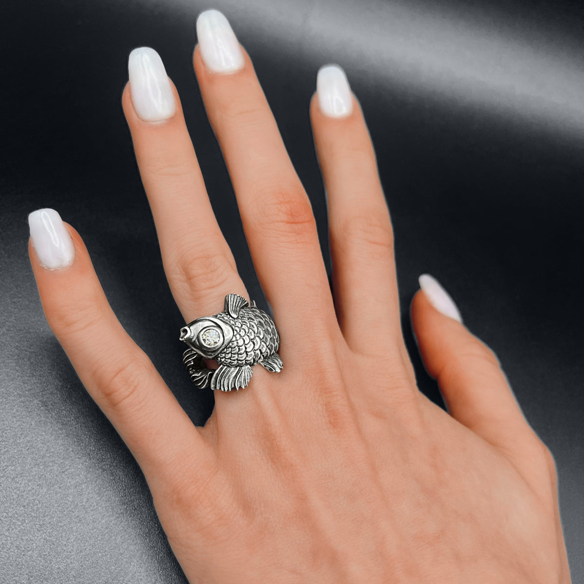 Unikat-Ring mit Fischstruktur, an der Hand getragen – inspiriert von japanischem Design