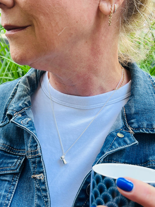 Champagnerkorken-Anhänger getragen mit Kette – modernes Schmuckstück aus 925 Silber