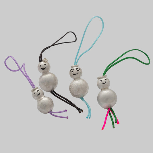 Kleine handgefertigte Glücksmännchen aus Silberkugeln, jedes Unikat, als Anhänger für Handtasche, Portemonnaie oder Handy – Lucky Charms von Atelier Q.
