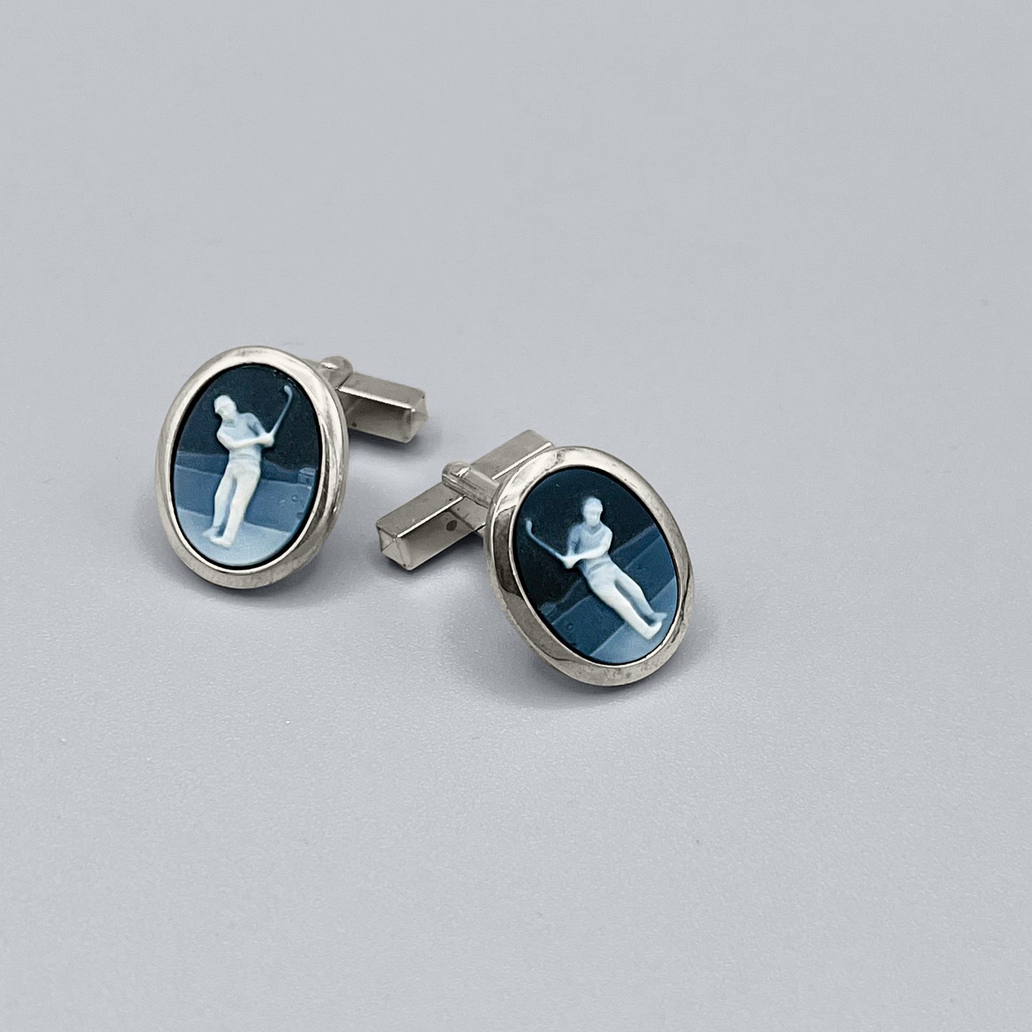 Handgearbeitete Golfer-Manschettenknöpfe aus 925er Silber mit blauem Lagenstein