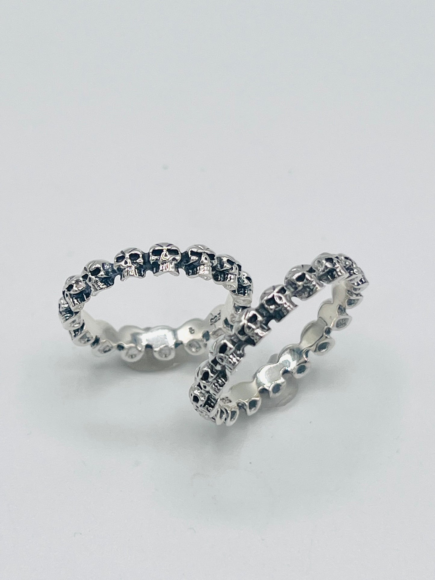 Memory-Ringe mit Totenköpfen aus 925er Silber – markant, massiv, modern interpretiert