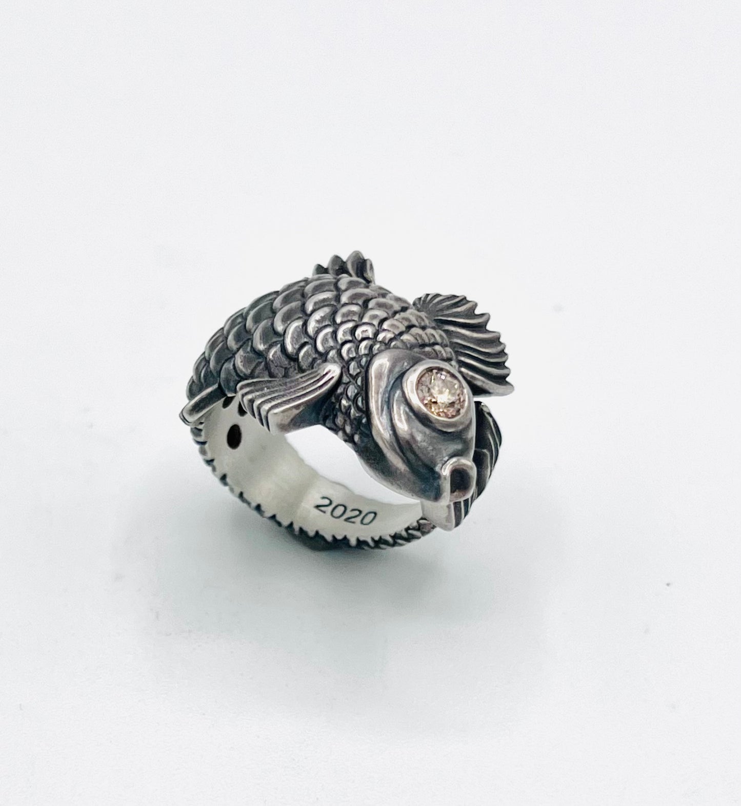 Mizu Koi Ring aus 925er Silber – kunstvoller Fischring als Statement-Schmuck