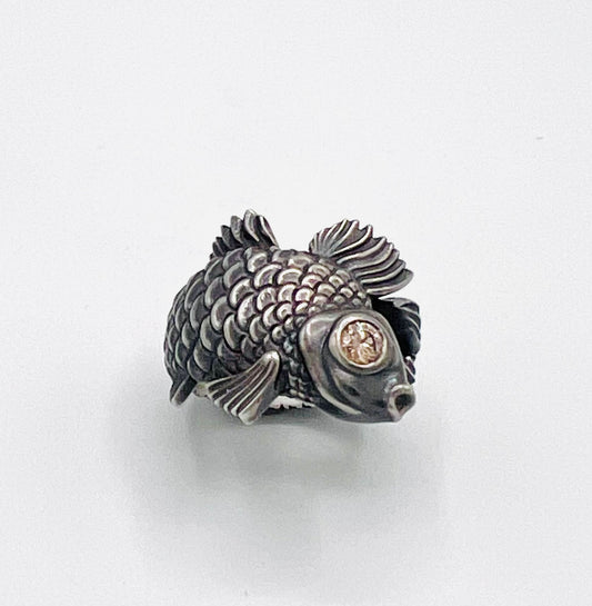 Detailaufnahme vom Koi-Ring aus massivem Silber – handgearbeitetes Unikat