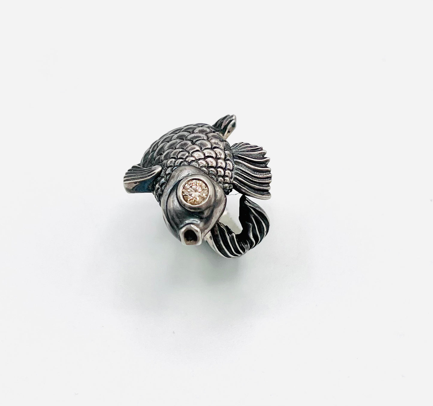 Detailaufnahme vom Koi-Ring aus massivem Silber – handgearbeitetes Unikat