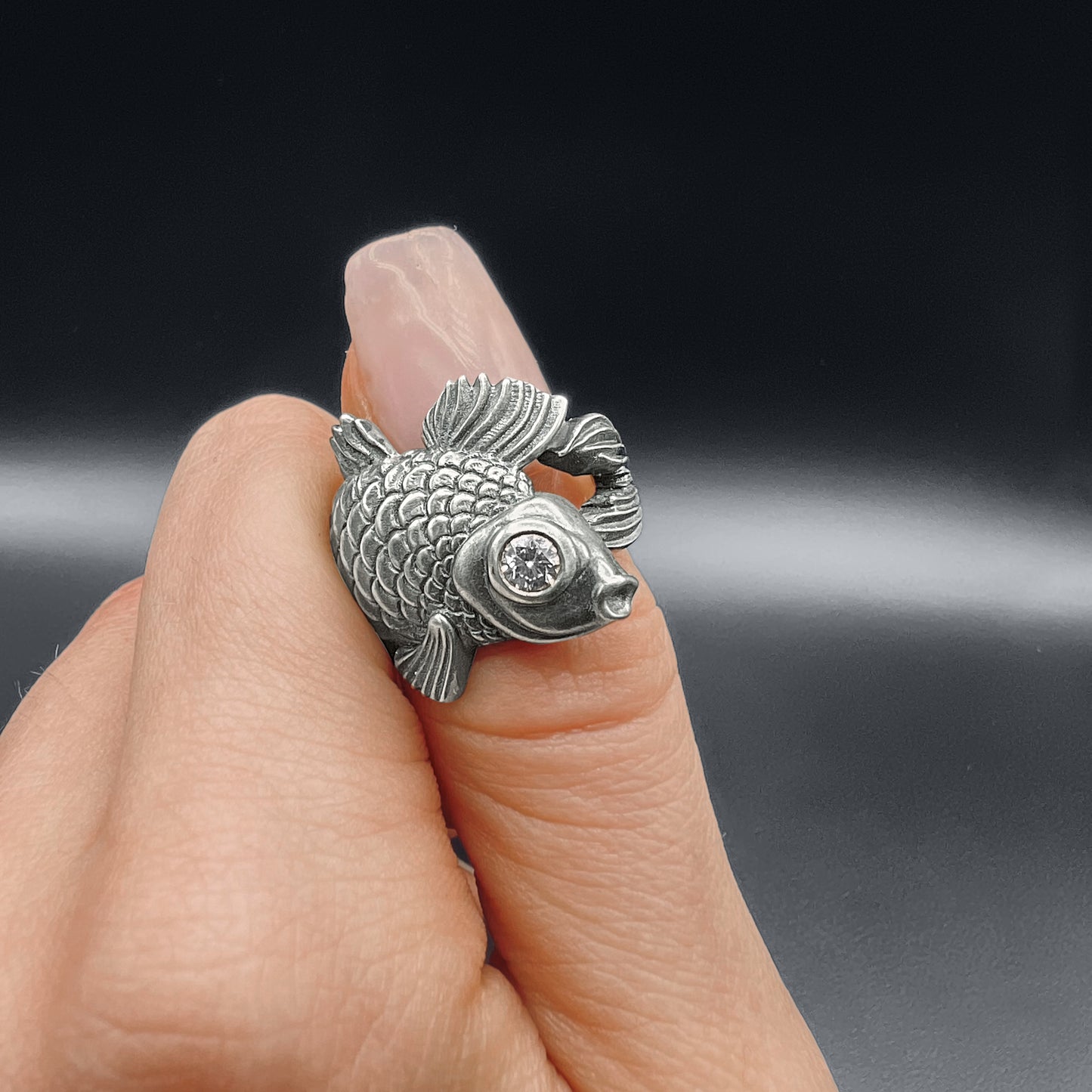 Mizu Koi Ring getragen – auffälliger Silberschmuck mit Symbolkraft