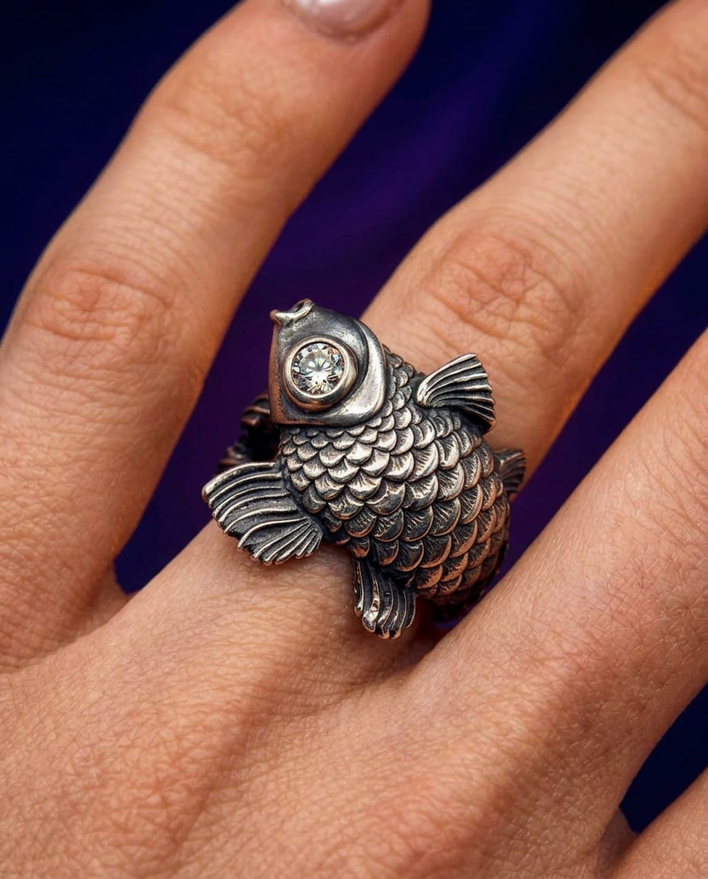 Mizu Koi Ring, Nahaufnahme. aus Silber mit Brillant, handgefertigter Fischring an Damenhand – außergewöhnlicher Designring von Atelier Q Köln