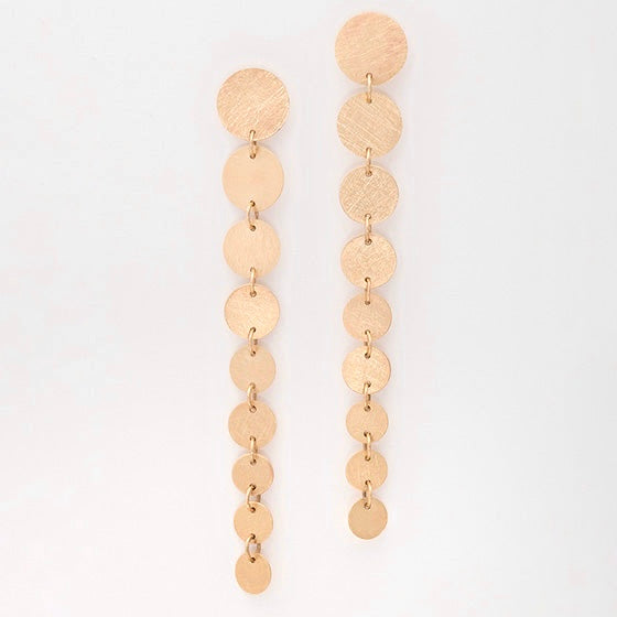 Lange handgefertigte Roségold-Ohrringe mit beweglichen Goldplättchen im Waterfall Design – Atelier Q