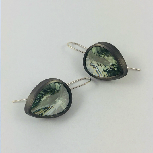 Ohrhänger mit grünem Prasiolith in geschwärztem Silber, Nahaufnahme