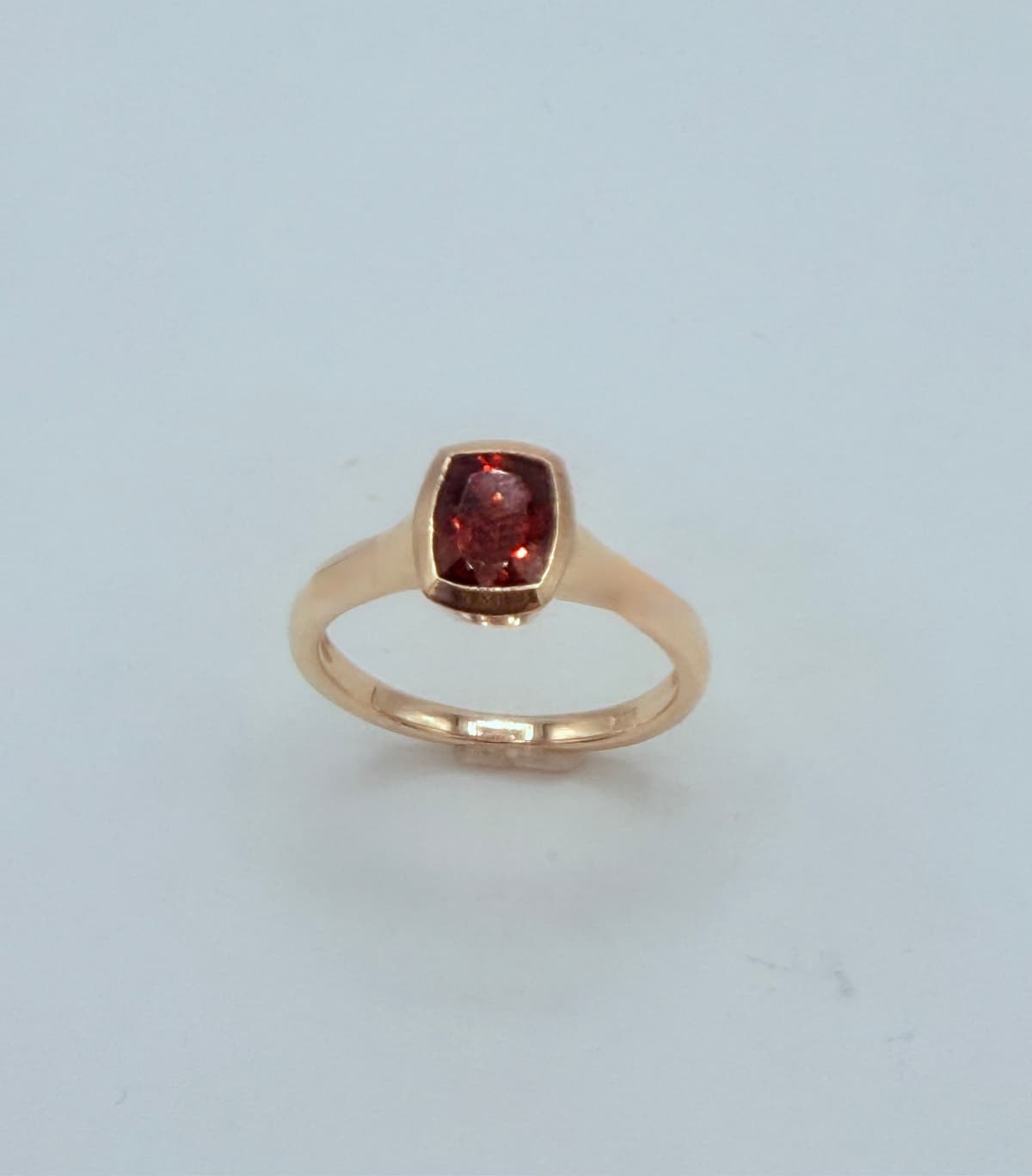 Handgefertigter Cube-Ring aus Gelbgold mit tiefrotem Granat im quadratischen Cabochon – moderner Unikat-Ring aus dem Atelier Q.