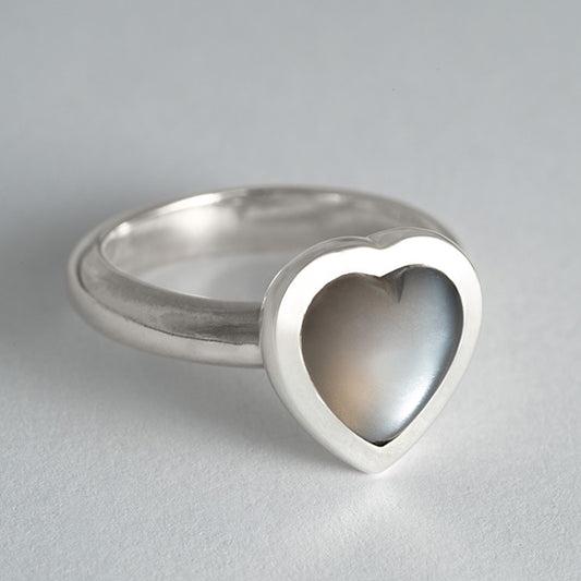 Seitliche Ansicht vom Heart Ring – massives Silber, moderne Form, handmade im Atelier Q