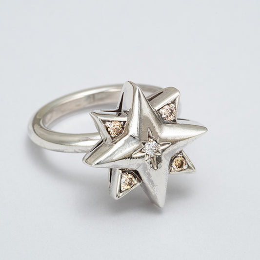 Sterne-Ring Stars in the Sky aus Silber mit Brillanten – Seitenperspektive mit Detailfokus auf Fassung