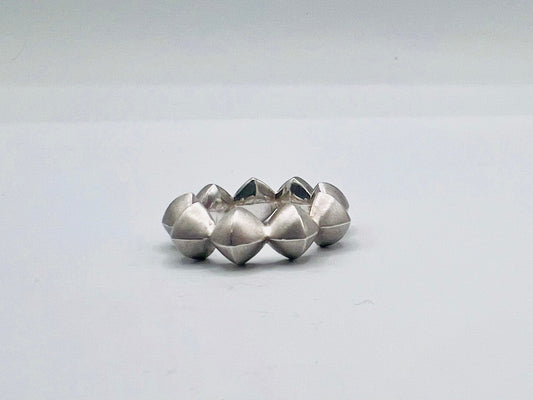 Markanter Silberring mit facettierter Oberfläche – Produktansicht frontal, handgefertigt im Atelier Q