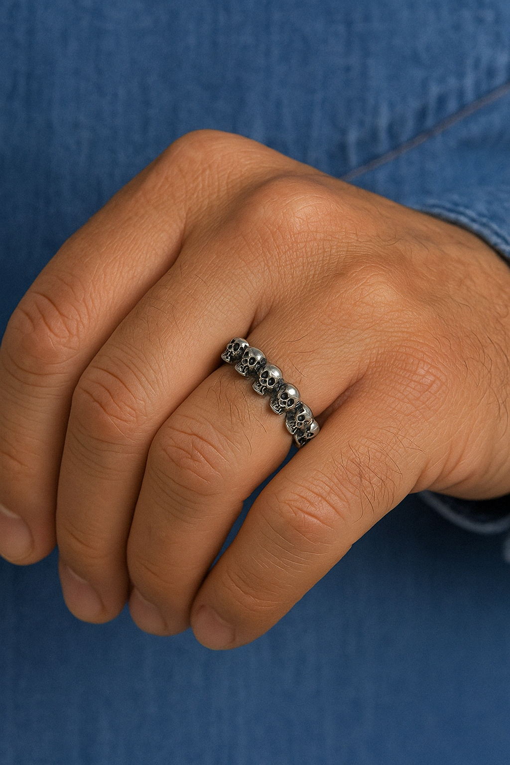 Totenkopf-Ring aus Silber – getragen als Statement oder Ehering, unkonventionell ,männlich.