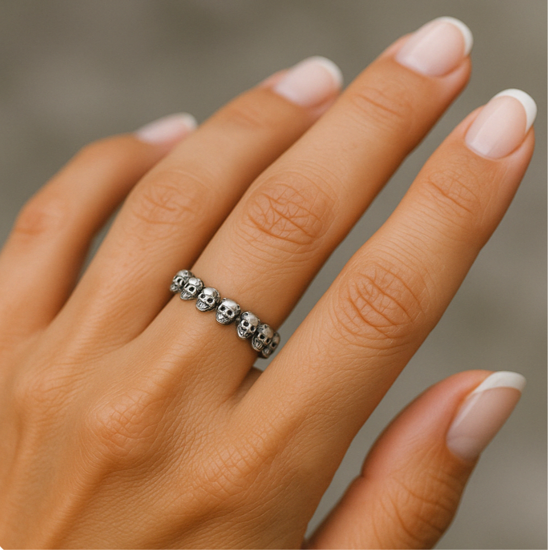 Totenkopf-Ring aus Silber – getragen als Statement oder Ehering, unkonventionell und klar
