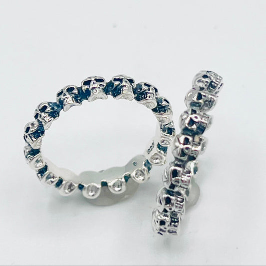 Silberring mit Totenkopf-Design – handgefertigter Memory-Ring im Atelier Q