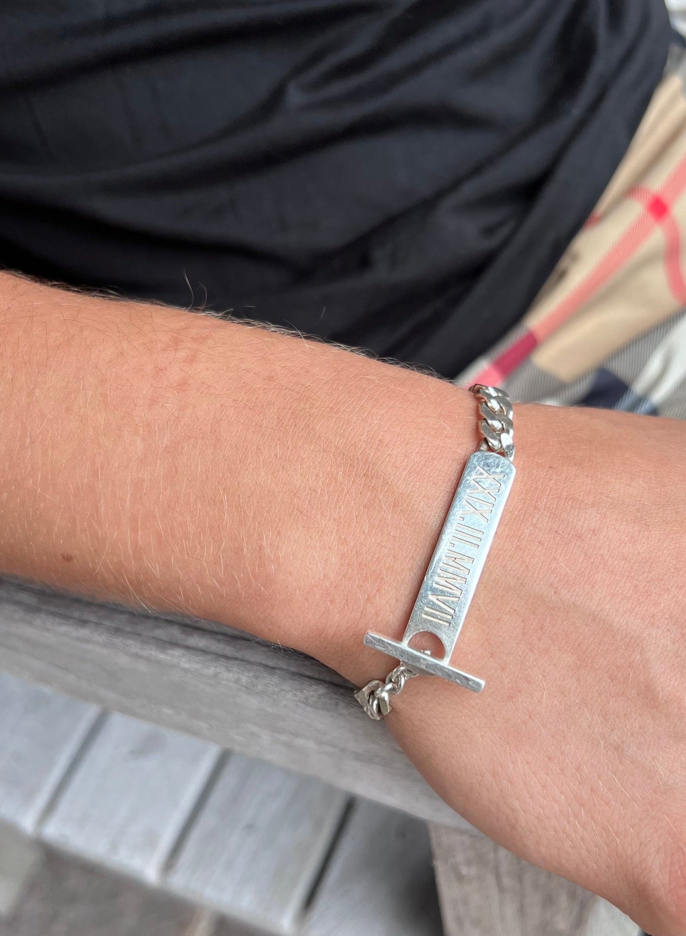 Trex Panzerketten-Armband aus Silber mit individueller Gravur, getragen am Handgelenk