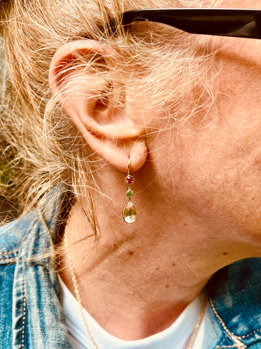 Handgefertigte Tutti Frutti Ohrringe getragen – Roségold trifft Farbe, auffällig leicht inszeniert