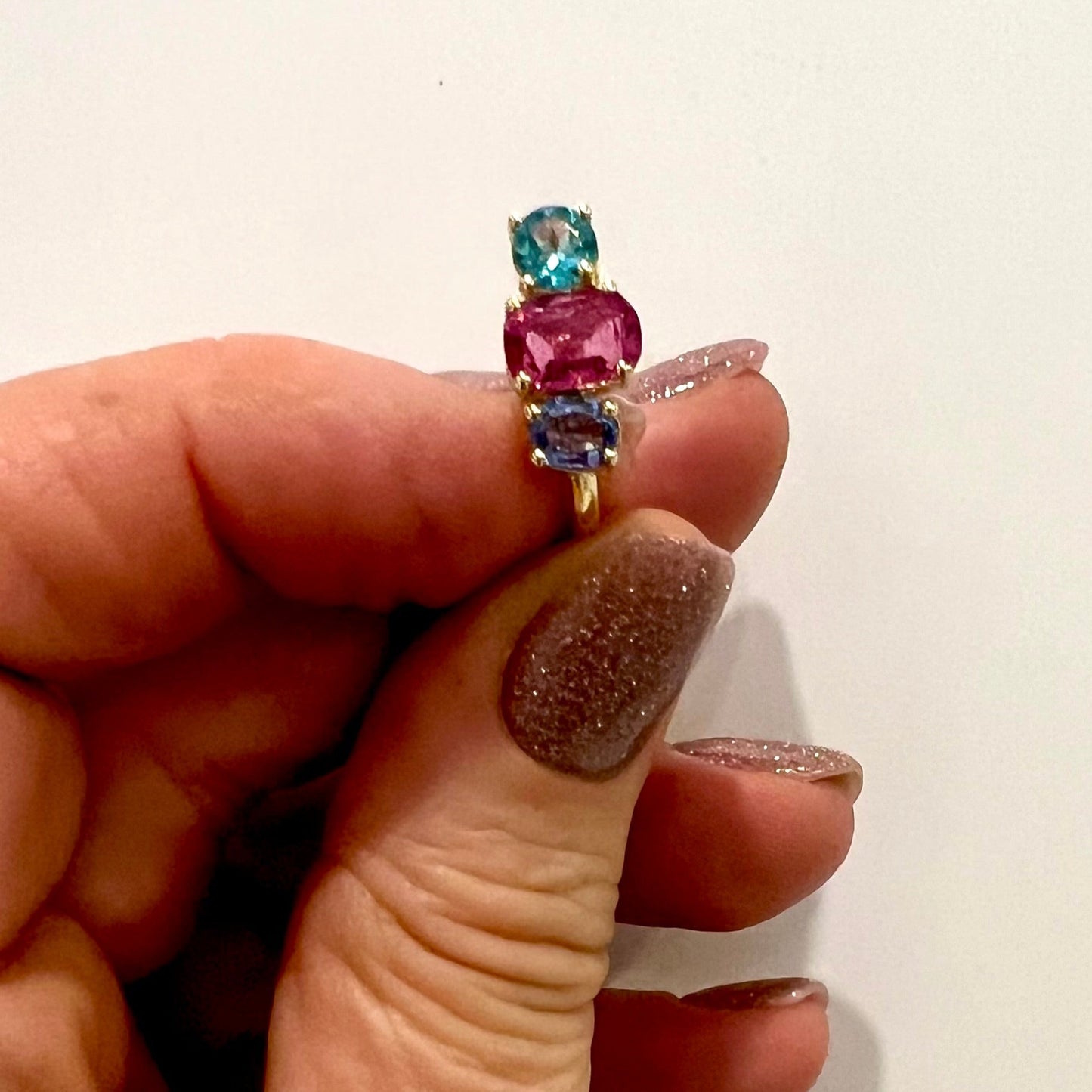 Atelier Q Verlobungsring | 585 Gelbgold mit pinkem und blauem Saphir sowie Apatit – gefertigt in Köln